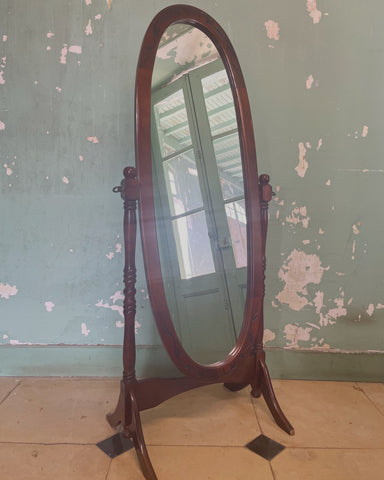 SOLD - Prachtige ovalen staande spiegel