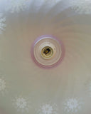Roze hanglamp met witte bloemen