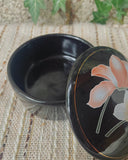 Zwart porseleinen doosje