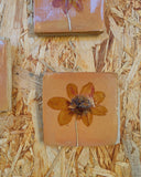 Vintage tegeltjes met Franse droogbloemen, warm beige