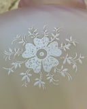 Roze hanglamp met witte bloemen