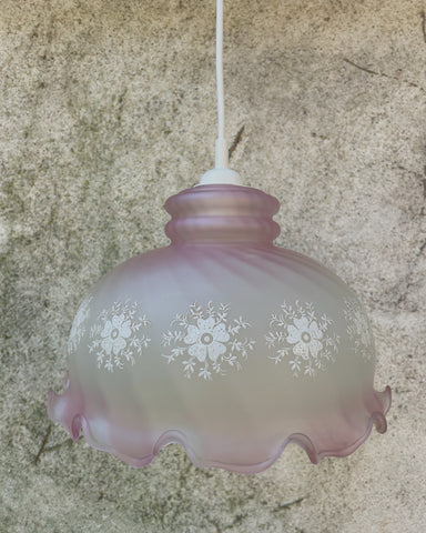 Roze hanglamp met witte bloemen