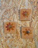 Vintage tegeltjes met Franse droogbloemen, warm beige