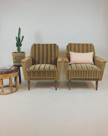 Vintage fauteuil met houten armleuningen