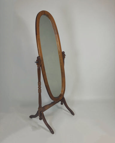 Staande houten spiegel